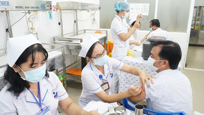 Các nhân viên y tế có chuyên môn phù hợp hỗ trợ các cơ sở y tế phường, xã, đặc khu nhằm nâng cao chất lượng khám chữa bệnh, phòng bệnh. Ảnh mang tính minh họa