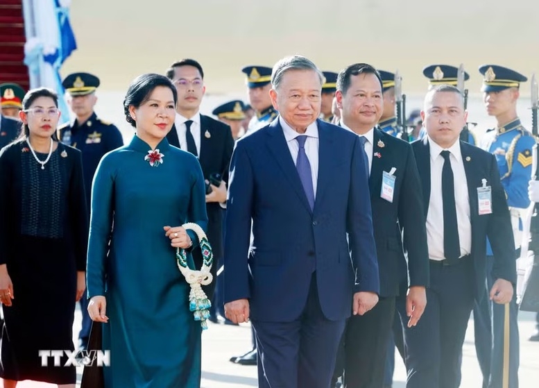 Tổng Bí thư, Chủ tịch nước Tô Lâm và Phu nhân tại sân bay quân sự 2, Khu vực sân bay quốc tế Don Mueang - Ảnh: TTXVN