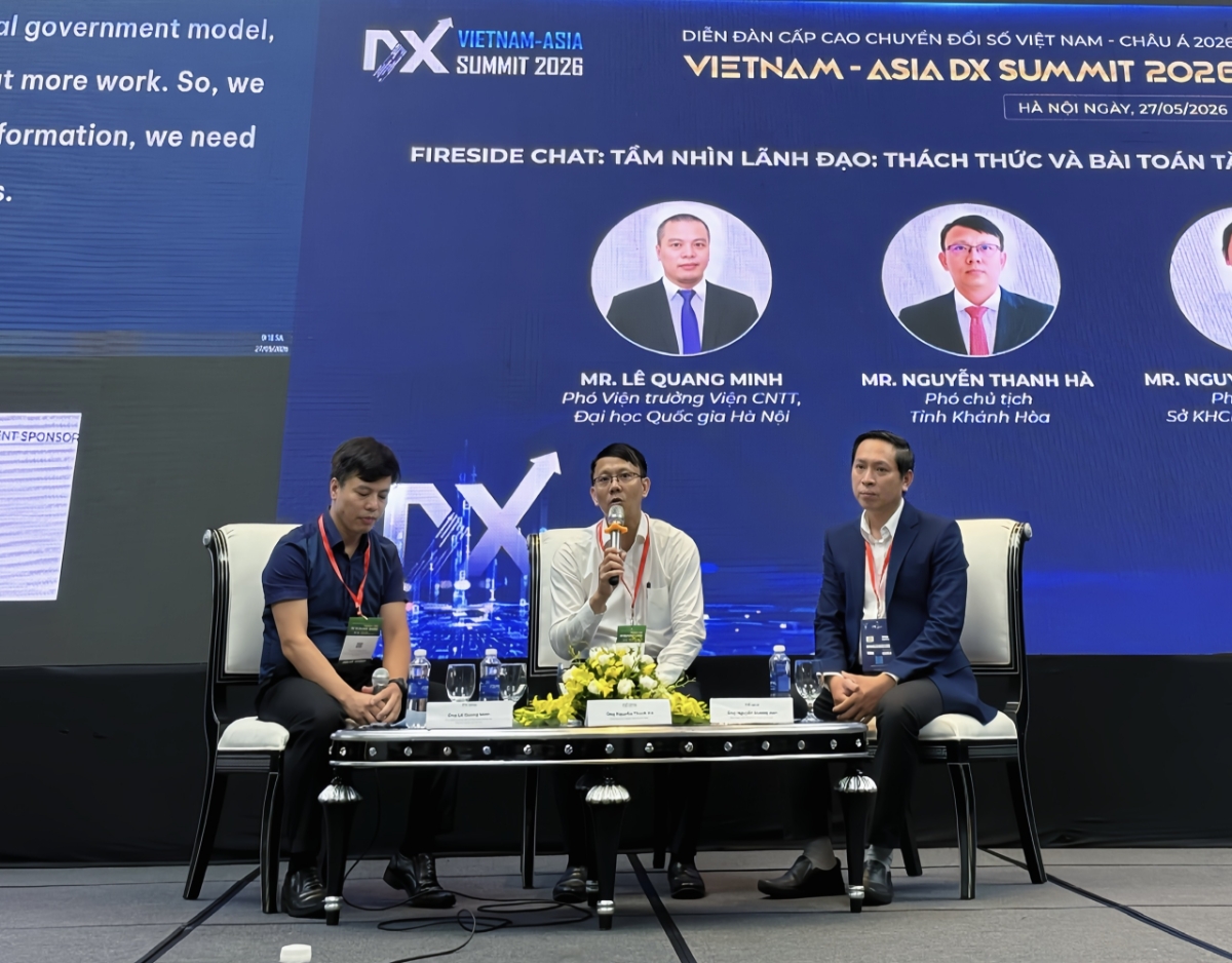 Từ trái sang phải: TS. Lê Quang Minh, Phó Viện trưởng Viện Công nghệ thông tin, Đại học Quốc gia Hà Nội; ông Nguyễn Thanh Hà, Phó Chủ tịch UBND tỉnh Khánh Hòa;   ông Nguyễn Dương Anh, Phó Giám đốc Sở Khoa học Công nghệ Thành phố Huế. 