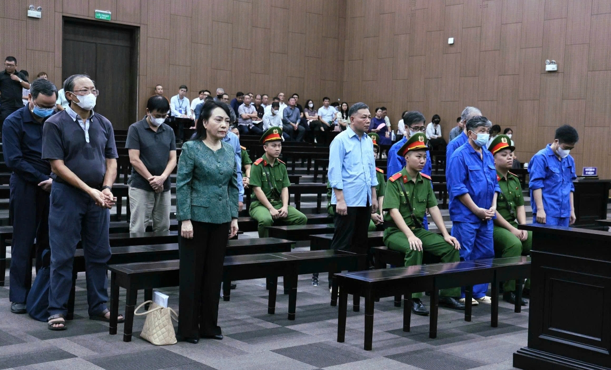 Các bị cáo tại phiên tòa chiều 27/5. Ảnh: CTV.