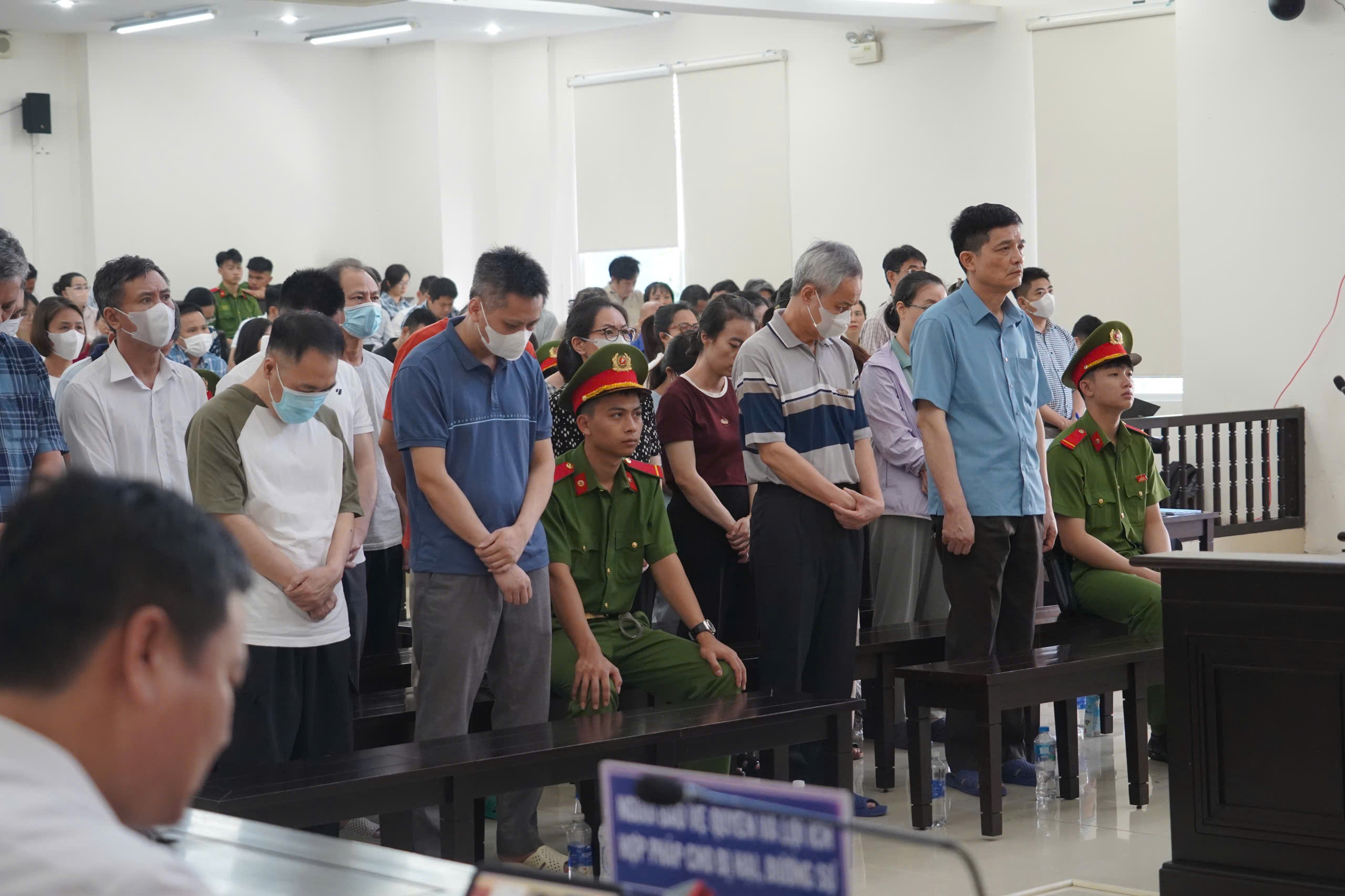 Các bị cáo nghe tòa tuyên án. Ảnh: CTV.