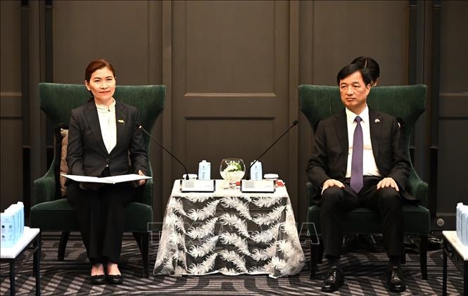 Ông Nguyễn Duy Ngọc (phải) và PGS.TS. Chaowaree Adthalungrong – Giám đốc điều hành Trung tâm Kỹ thuật Di truyền và Công nghệ Sinh học Quốc gia (BIOTEC) của Thái Lan. Ảnh: TTXVN 