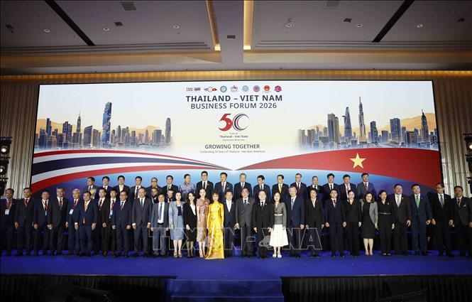 Tổng Bí thư, Chủ tịch nước Tô Lâm và Thủ tướng Thái Lan Anutin Charnvirakul chụp ảnh chung với các đại biểu và doanh nghiệp hai nước. Ảnh: TTXVN