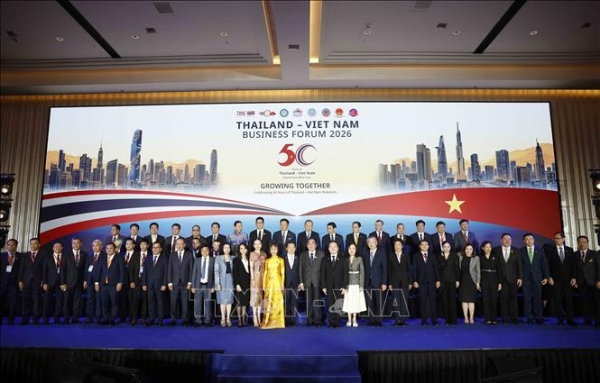 Tổng Bí thư, Chủ tịch nước Tô Lâm và Thủ tướng Thái Lan Anutin Charnvirakul chụp ảnh chung với các đại biểu và doanh nghiệp hai nước. Ảnh: TTXVN