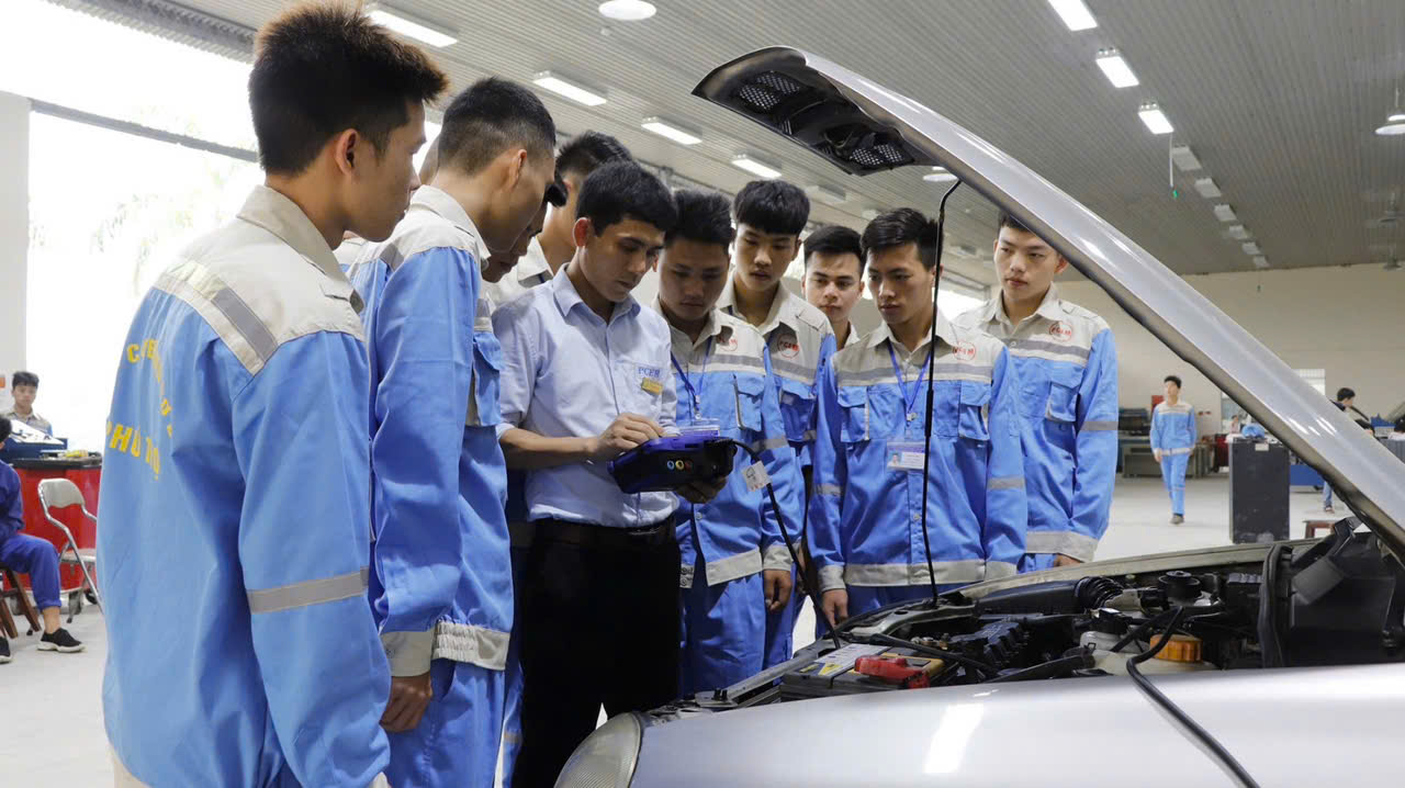 Thạc sỹ Bùi Quốc Huy,&nbsp;Phó trưởng khoa Động lực, Trường Cao đẳng Cơ điện và Nông lâm Phú Thọ cho biết nhiệt độ cao khiến ắc quy dễ bay hơi dung dịch bên trong và các bản cực bị sunfat hóa nhanh hơn. Điều này làm ắc quy nhanh tự phóng điện và giảm tuổi thọ đáng kể. Ảnh: NVCC.