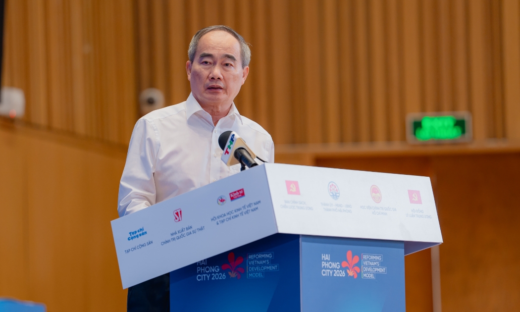 GS.TS. Nguyễn Thiện Nhân, nguyên Ủy viên Bộ Chính trị, nguyên Phó Thủ tướng Chính phủ, trình bày tham luận tại  Hội thảo khoa học quốc gia với chủ đề “Đổi mới mô hình phát triển đất nước dựa trên khoa học, công nghệ, đổi mới sáng tạo và chuyển đổi số” diễn ra vào sáng ngày 26/5 tại Hải Phòng. (Ảnh: Việt Dũng)
