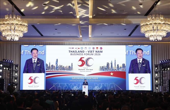 Thủ tướng Thái Lan Anutin Charnvirakul phát biểu tại Diễn đàn Doanh nghiệp Việt Nam - Thái Lan. Ảnh: TTXVN