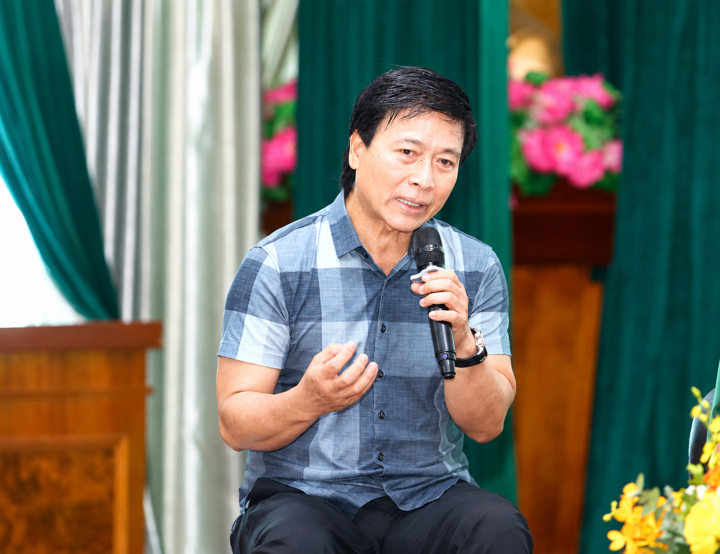 Diễn viên Quốc Tuấn chia sẻ tại toạ đàm.