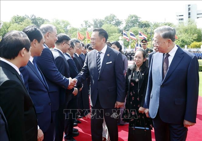Tổng Bí thư, Chủ tịch nước Tô Lâm giới thiệu với Thủ tướng Anutin Charnvirakul thành viên đoàn đại biểu cấp cao Việt Nam dự Lễ đón. Ảnh:&nbsp; TTXVN