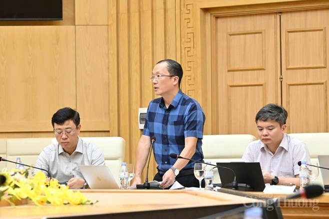 Ông Nguyễn Đức Ninh, Tổng giám đốc NSMO báo cáo tại cuộc họp.