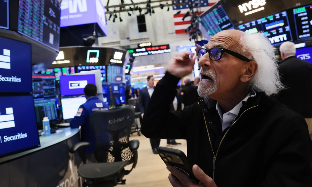 Dow Jones cao chưa từng thấy, giá dầu sụt 5%