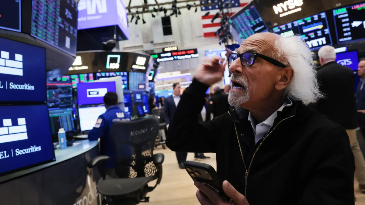 Một nhà giao dịch trên sàn chứng khoán NYSE ở New York, Mỹ ngày 27/5/2026 - Ảnh: Getty/CNBC.