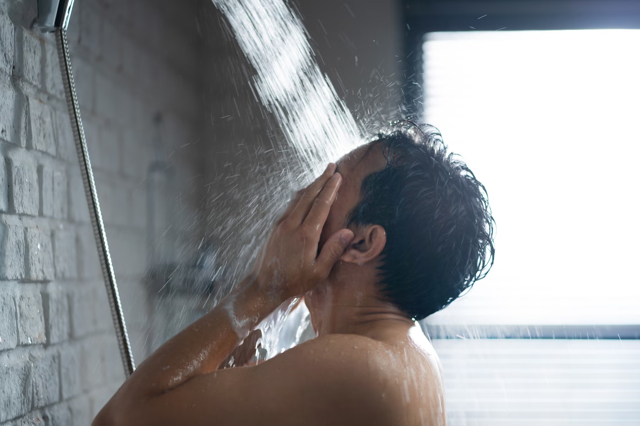 Tắm nước lạnh ngay sau khi đi nắng cũng gây ảnh hưởng đến thận.