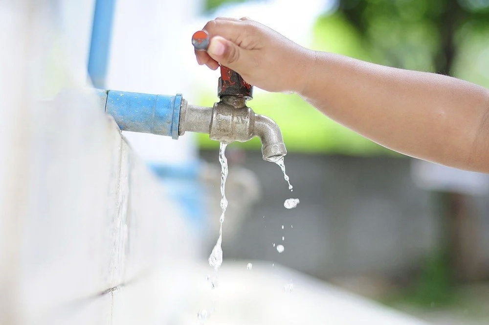 TP.Hồ Chí Minh đang tăng cường kiểm tra, giám sát chất lượng nước sạch sử dụng cho mục đích sinh hoạt trên toàn địa bàn, đặc biệt tại khu vực có nguy cơ ô nhiễm, khu vực cuối mạng lưới cấp nước và những nơi còn khai thác nước dưới đất. Ảnh minh họa