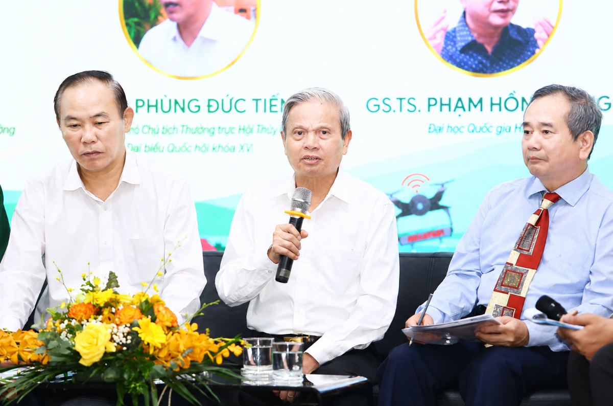TS. Lê Doãn Hợp (ngồi giữa, TS), TS Phùng Đức Tiến (bên trái) và&nbsp;GS.TS Phạm Hồng Tung&nbsp; (bên phải) chia sẻ tại toạ đàm. Ảnh: Chu Khôi.