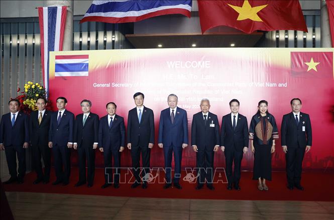 Tổng Bí thư, Chủ tịch nước Tô Lâm và Chủ tịch Quốc hội Thái Lan Sophon Saram chụp ảnh chung với các đại biểu. Ảnh:  TTXVN