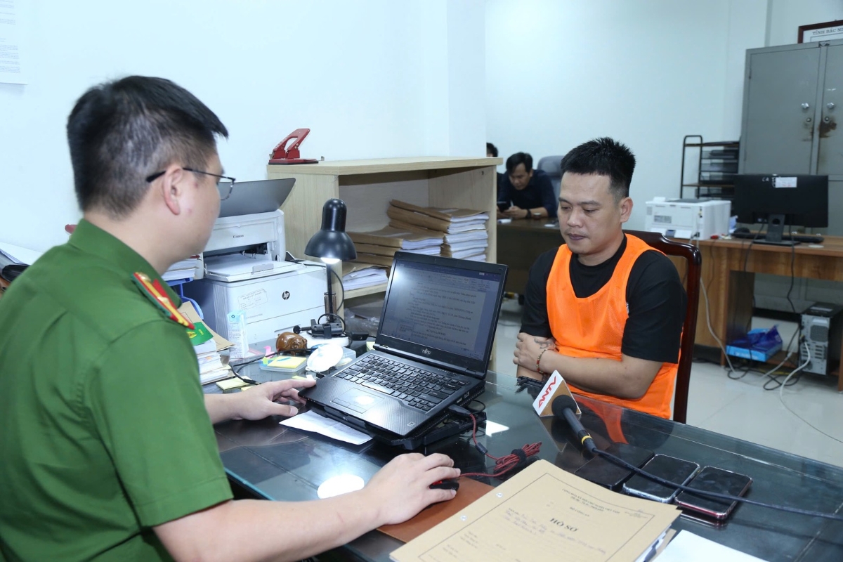 Cơ quan Cảnh sát điều tra Công an tỉnh Bắc Ninh làm việc với đối tượng trong vụ án. Ảnh: Cổng thông tin điện tử Bộ Công an.
