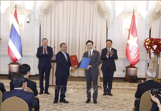 Tổng Bí thư, Chủ tịch nước Tô Lâm và Thủ tướng Thái Lan Anutin Charnvirakul chứng kiến trao Công hàm thông báo Bộ Giáo dục Đại học, Nghiên cứu và Đổi mới sáng tạo Thái Lan sẽ kế thừa chức năng, nhiệm vụ của Bộ Khoa học và Công nghệ trước đây và tiếp tục thực hiện Hiệp định đã ký với Bộ Khoa học và Công nghệ Việt Nam. Ảnh: TTXVN