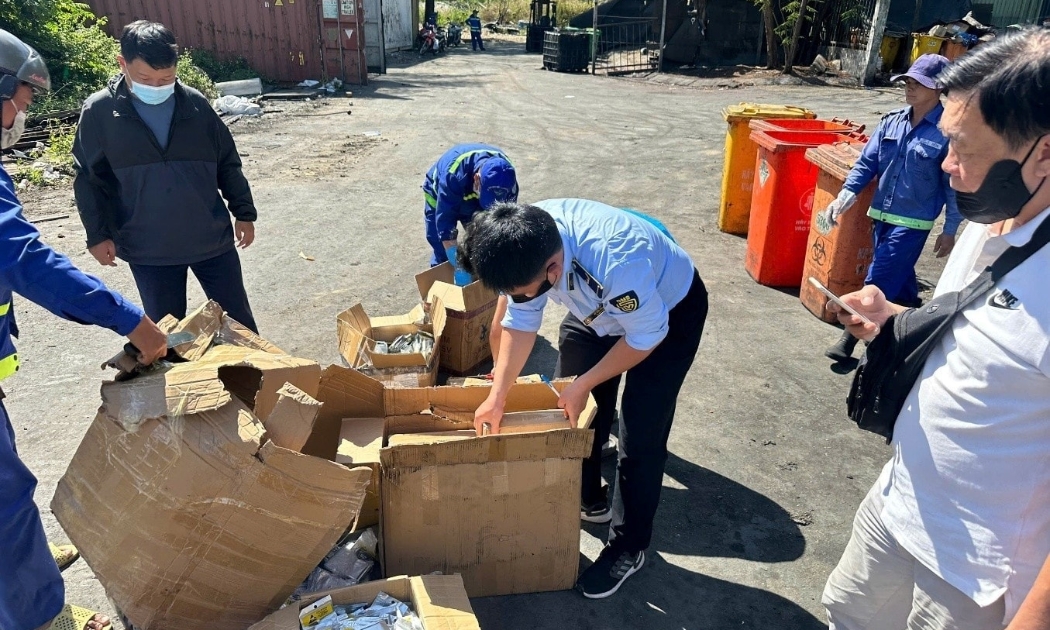 Lực lượng QLTT TP.HCM kiểm tra và phát hiện kho chứa linh kiện di động không giấy tờ tại phường Bình Phú, tháng 02/2026. Ảnh: Quang Phương