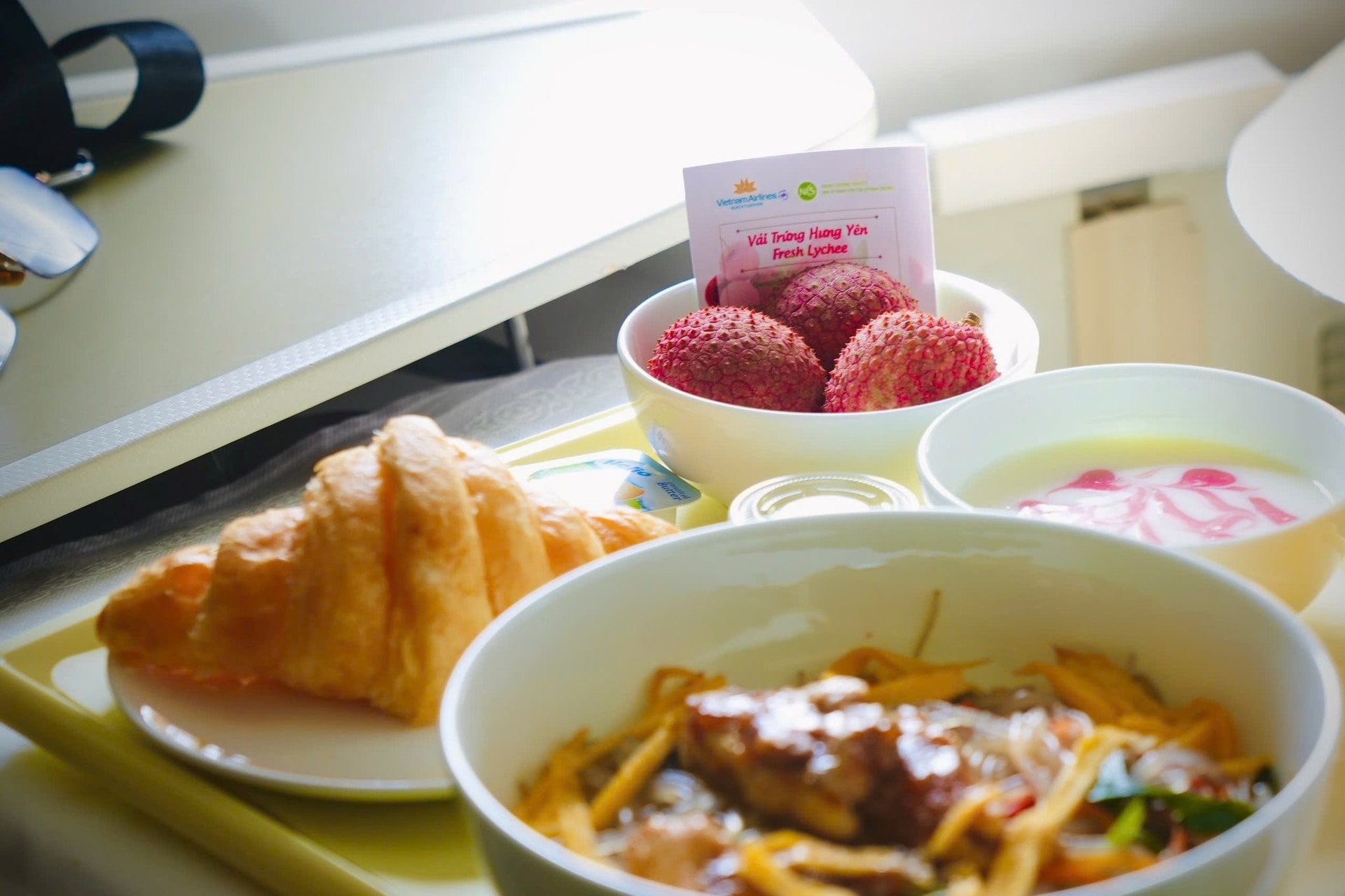 Vải trứng Hưng Yên nổi tiếng vỏ mỏng, có màu đỏ tươi, quả to và chín sớm.