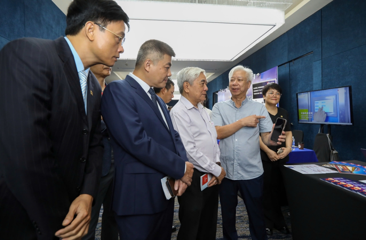 Ông Đào Quang Bính – Tổng giám đốc, Tổng thư ký tòa soạn, Tạp chí Kinh tế Việt Nam (VnEconomy) giới thiệu về Askonomy, bộ giải pháp AI Made in Vietnam dành cho doanh nghiệp và tổ chức với Lãnh đạo Bộ Khoa học & Công nghệ, lãnh đạo VINASA tham quan khu vực triển lãm tại&nbsp;Vietnam – Asia DX Summit 2026 - Ảnh Việt Dũng.