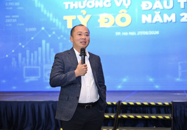 Ông Đoàn Văn Hiểu Em, Tổng Giám đốc Điện Máy Xanh chia sẻ tại buổi Roadshow. 