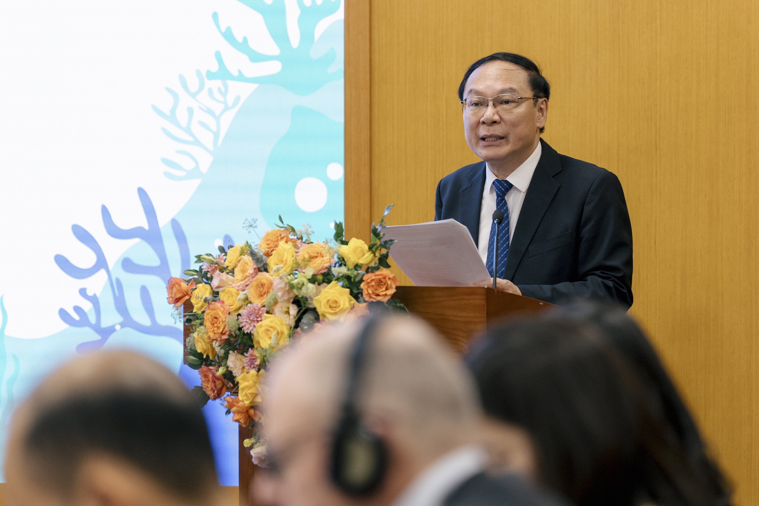 Thứ trưởng Lê Công Thành: 'Đối với Việt Nam, một quốc gia ven biển, việc bảo vệ, phát triển hệ sinh thái carbon xanh dương không chỉ là yêu cầu về môi trường mà còn là định hướng chiến lược để thực hiện mục tiêu phát triển bền vững kinh tế biển, tăng cường khả năng chống chịu khí hậu và thực hiện các cam kết quốc tế'.