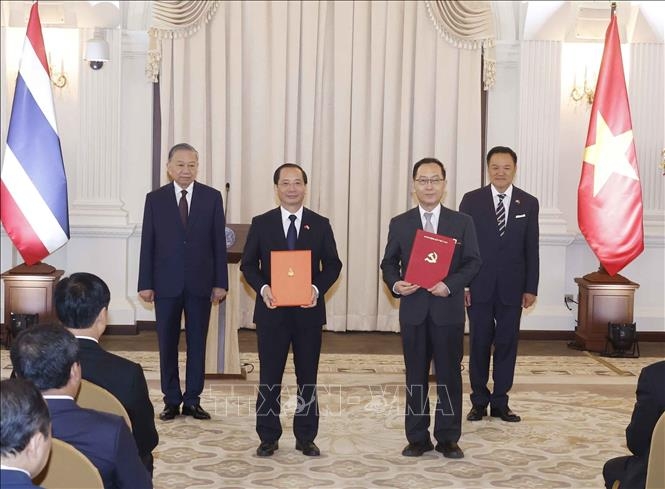 Tổng Bí thư, Chủ tịch nước Tô Lâm và Thủ tướng Thái Lan Anutin Charnvirakul chứng kiến trao Biên bản ghi nhớ về hợp tác giữa Học viện Hành chính và Quản trị công (Học viện Chính trị quốc gia Hồ Chí Minh) và Đại học Khon Kaen (KKU) của Thái Lan. Ảnh: TTXVN