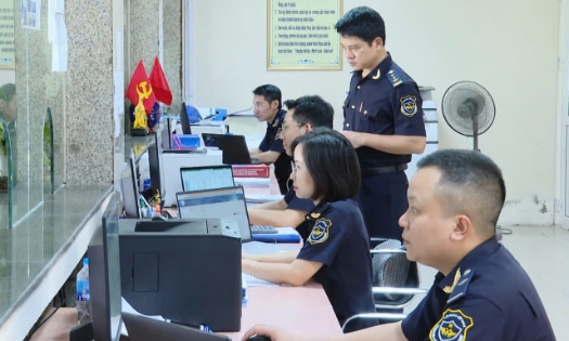 Cán bộ Hải quan cửa khẩu Cảng Nghi Sơn làm nhiệm vụ