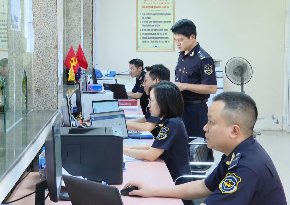 Cán bộ Hải quan cửa khẩu Cảng Nghi Sơn làm nhiệm vụ