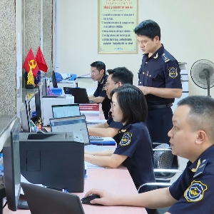 Cán bộ Hải quan cửa khẩu Cảng Nghi Sơn làm nhiệm vụ