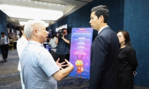 Tổng thư ký Tạp chí Kinh tế Việt Nam/VnEconomy Đào Quang Bính chia sẻ với ông Lê Hồng Quang, Tổng Giám đốc Tập đoàn MISA về bộ giải pháp AI Made in Vietnam Askonomy dành cho doanh nghiệp và tổ chức - Ảnh Việt Dũng.