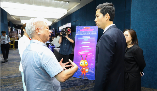 Tổng thư ký Tạp chí Kinh tế Việt Nam/VnEconomy Đào Quang Bính chia sẻ với ông Lê Hồng Quang, Tổng Giám đốc Tập đoàn MISA về bộ giải pháp AI Made in Vietnam Askonomy dành cho doanh nghiệp và tổ chức - Ảnh Việt Dũng.