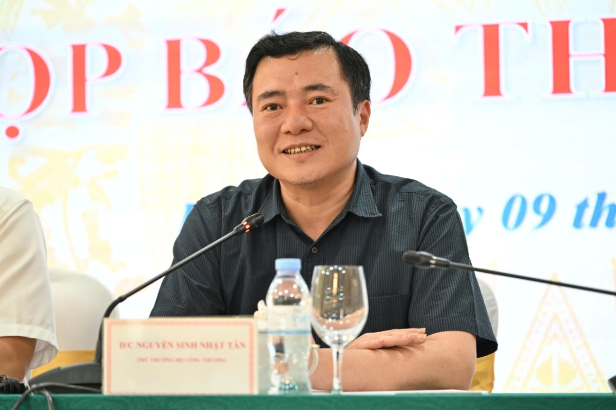 Thứ trưởng Bộ Công Thương Nguyễn Sinh Nhật Tân trao đổi với báo chí về lộ trình chuyển đổi xăng sinh học E10.