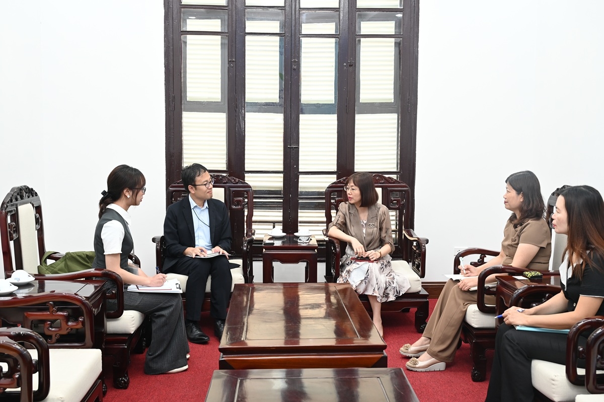 Phó Cục trưởng Nguyễn Thị Hoa Mai chào mừng ông Tanaka Hiroshi đến thăm và làm việc tại Cục Du lịch Quốc gia Việt Nam.
