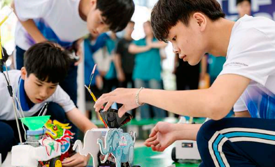Học sinh không học công nghệ như một môn lý thuyết, các em được khuyến khích xác định vấn đề trong cộng đồng mình rồi tự phát triển giải pháp