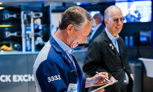 S&P 500 và Nasdaq lập đỉnh cao mới, giá dầu đuối sức