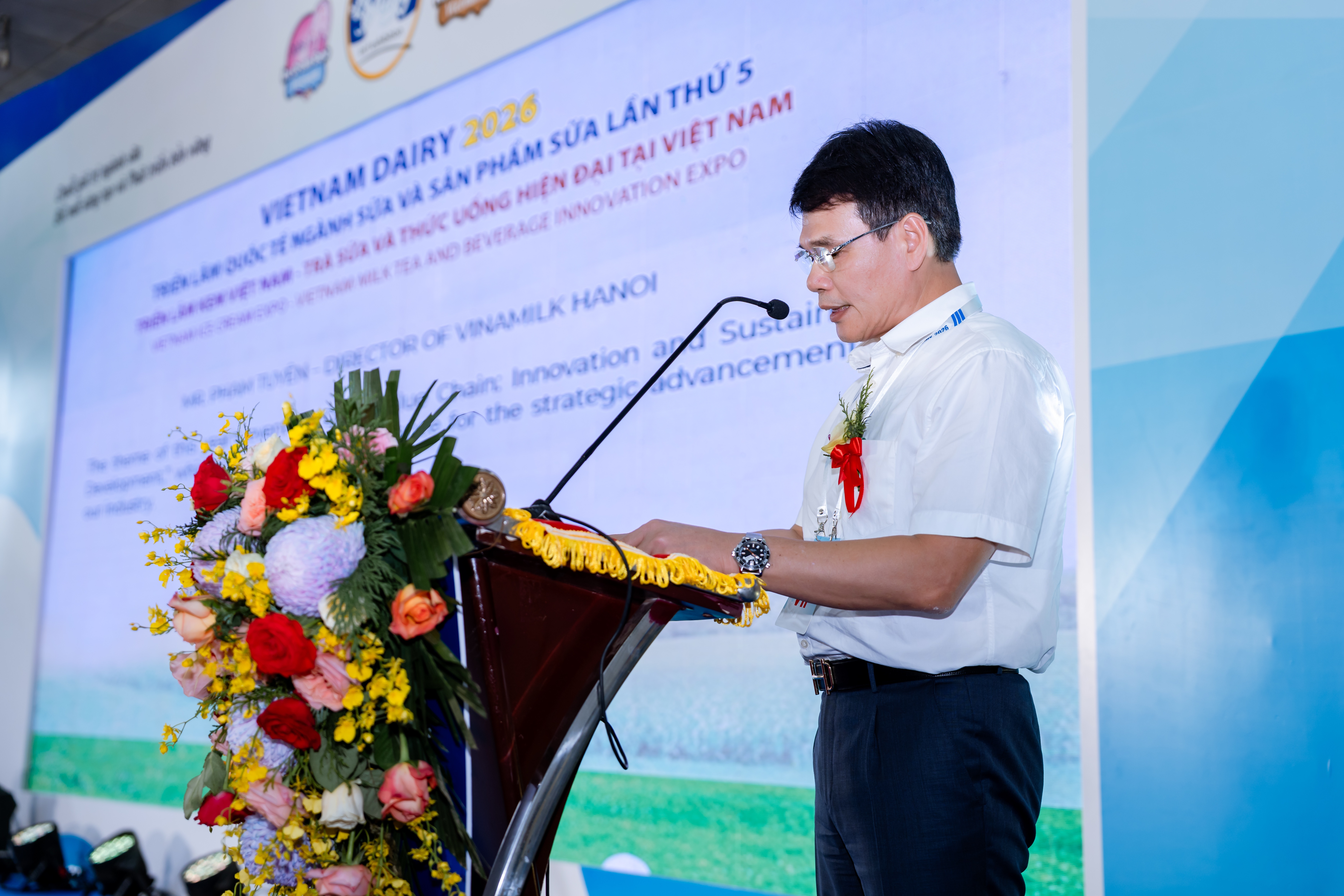 Hành trình “50 năm phụng sự khát vọng Việt” được Vinamilk kể lại tại triển lãm chuyên ngành sữa 2026 1 Ông Phạm Tuyên – Giám đốc chi nhánh Vinamilk Hà Nội – phát biểu tại Lễ khai mạc chuỗi triển lãm chuyên ngành sữa – kem- trà sữa và thức uống hiện đại 2026. (Ảnh: Duy Cường).