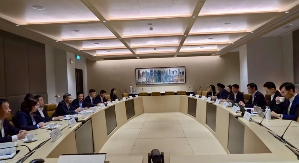 Ngày 29/5, tại Singapore, Bộ trưởng Bộ Tài chính Ngô Văn Tuấn đã có buổi làm việc với ông Chia Der Jiun, Giám đốc Điều hành Cơ quan Tiền tệ Singapore (MAS).