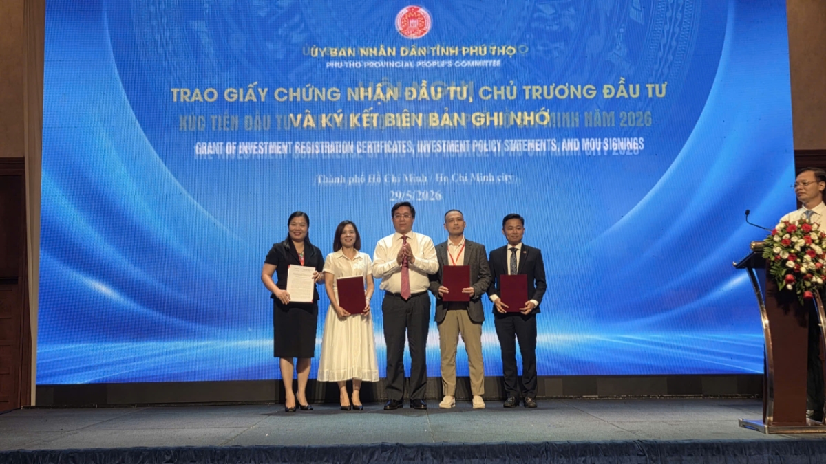 Chủ tịch Trần Duy Đông trao giấy chứng nhận đầu tư cho 4 doanh nghiệp trước 