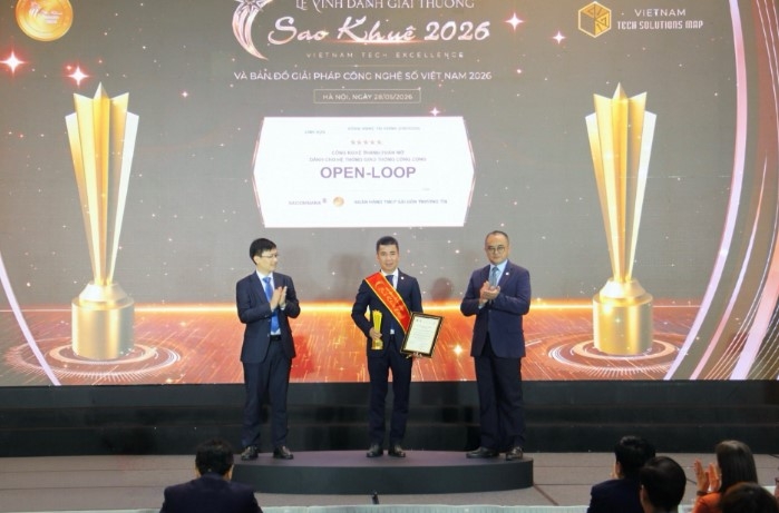 Ông Nguyễn Hoàng Hải – Phó Tổng giám đốc SACOMBANK (đứng giữa) nhận giải thưởng Sao Khuê 2026.