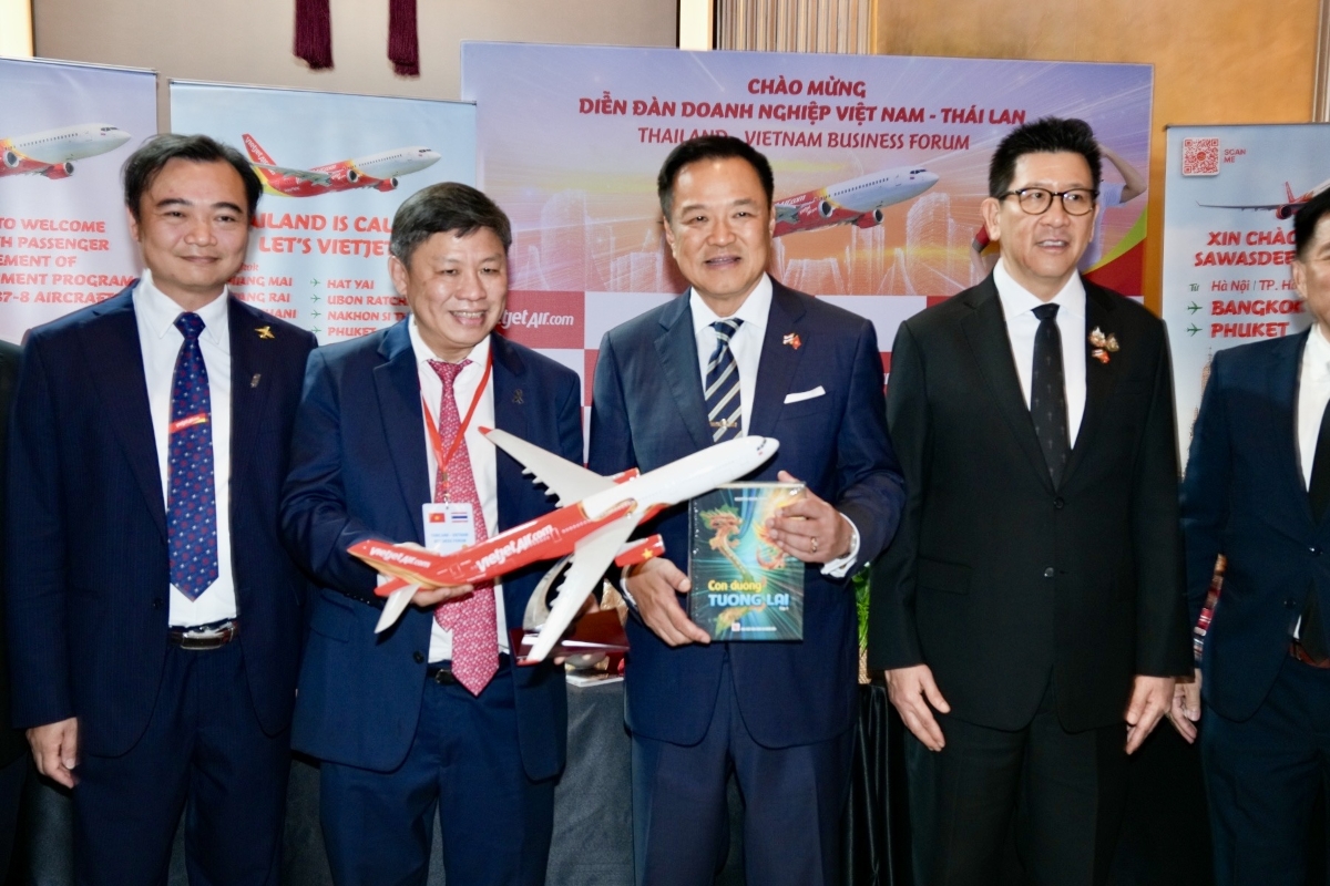 Thủ tướng Thái Lan Anutin Charnvirakul chúc mừng những dấu mốc ấn tượng của Vietjet tại xứ sở chùa Vàng. Ảnh:&nbsp;Vietjet.