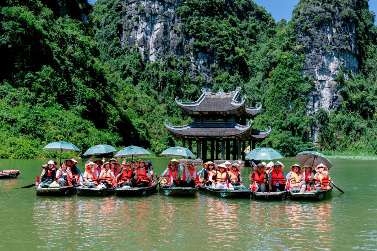 Tràng An  - Ninh Bình là một trong những điểm đến thu hút khách quốc tế.