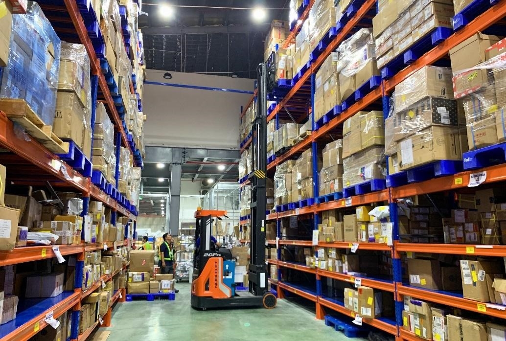 Hoạt động tại kho hàng FedEx tại Tp.HCM. Ảnh: FedEx.