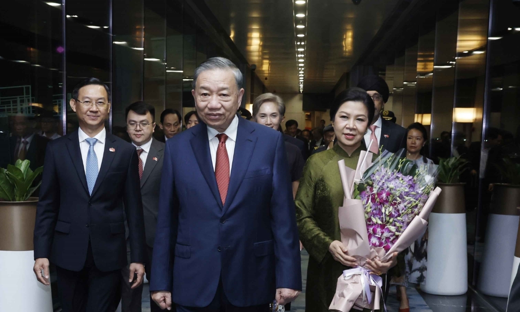 Cán bộ, nhân viên Đại sứ quán và cộng đồng người Việt Nam tại Singapore đón Tổng Bí thư, Chủ tịch nước Tô Lâm và Phu nhân. Ảnh: TTXVN