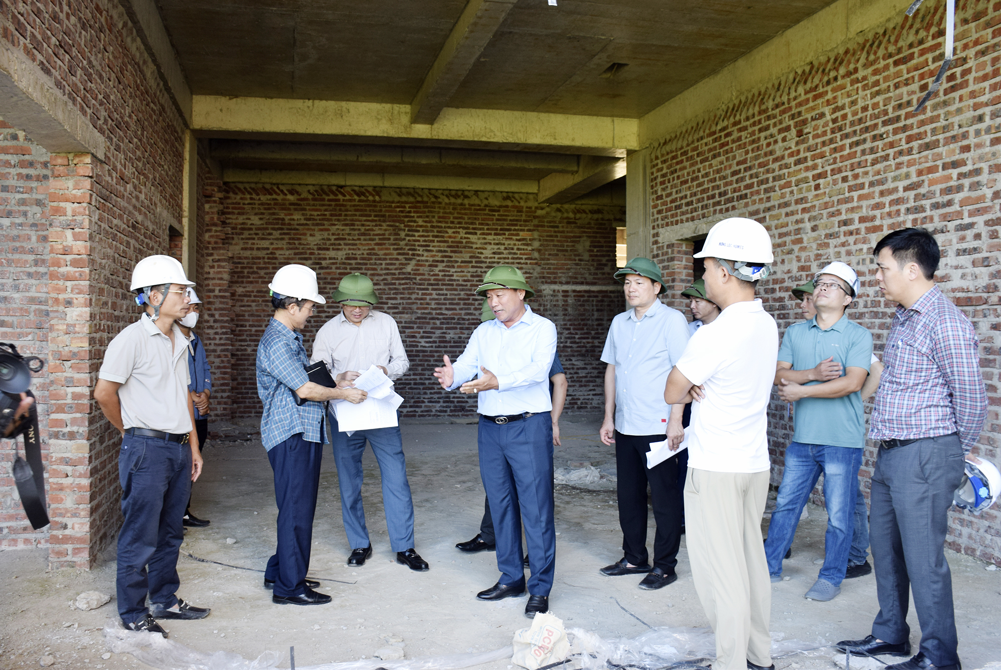 Phó Chủ tịch UBND tỉnh Nghệ An Hoàng Phú Hiền trao đổi với Chủ đầu tư – Công ty Cổ phần Đầu tư thương mại và Dầu khí Nghệ An về tiến độ hoàn thành dự án 