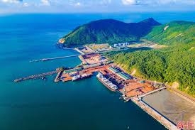 Doanh nghiệp đề xuất Hà Tĩnh xem xét nghiên cứu biến Khu kinh tế Vũng Áng thành một “phòng thí nghiệm thể chế”, thí điểm mô hình khu thương mại tự do với cơ chế một cửa liên thông, thủ tục siêu nhanh và dòng vốn thông thoáng như mô hình thành công của Singapore hay Dubai.