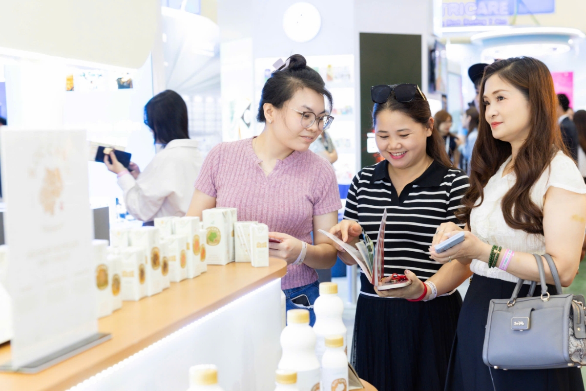 Tại gian hàng triển lãm, khách tham quan có cơ hội trực tiếp trải nghiệm các sản phẩm Mộc Châu Creamery cao cấp. Ảnh:&nbsp;Mộc Châu.