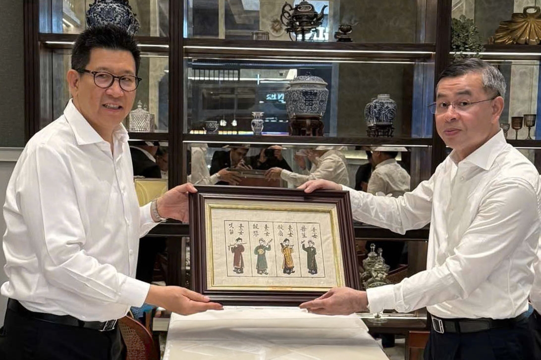 Bộ trưởng Bộ Tài chính Việt Nam Ngô Văn Tuấn (phải) và&nbsp;Phó Thủ tướng kiêm Bộ trưởng Tài chính Thái Lan Ekniti Nitithanprapas (trái) trao hình lưu niệm tại buổi hội đàm.