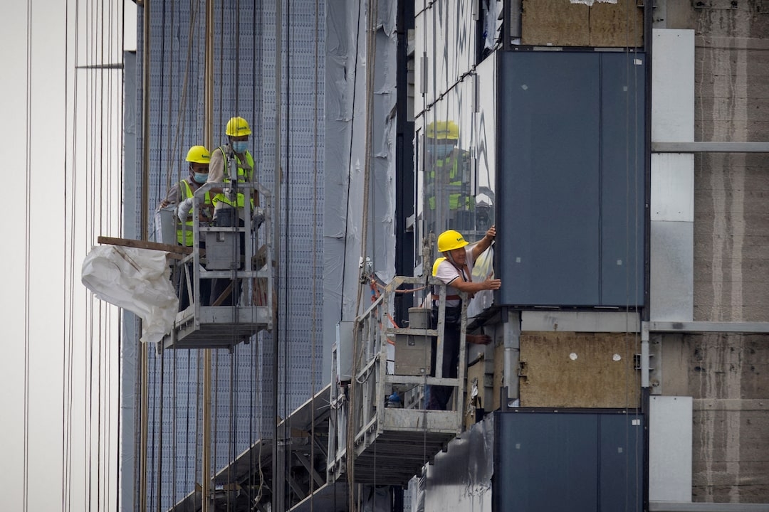 Công nhân làm việc tại công trường xây dựng một tòa chung cư ở Bắc Kinh. Ảnh: Reuters/Thomas Peter